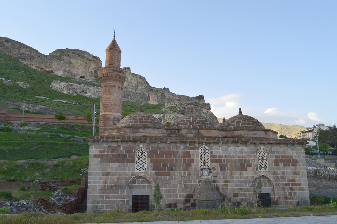 Tarihi Tuğrul Bey Cami restorasyonu devam ediyor